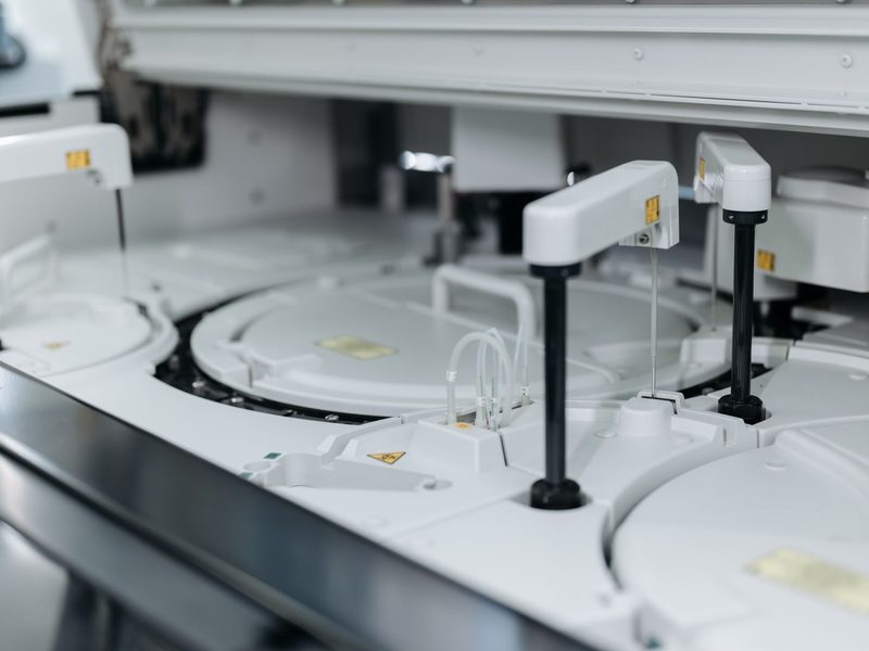 Nahaufnahme eines automatisierten Analysegeräts aus der Labortechnik