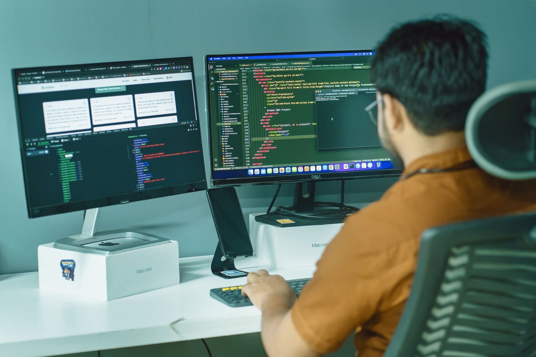 Entwickler arbeitet an einer modernen Multi-Monitor-Umgebung