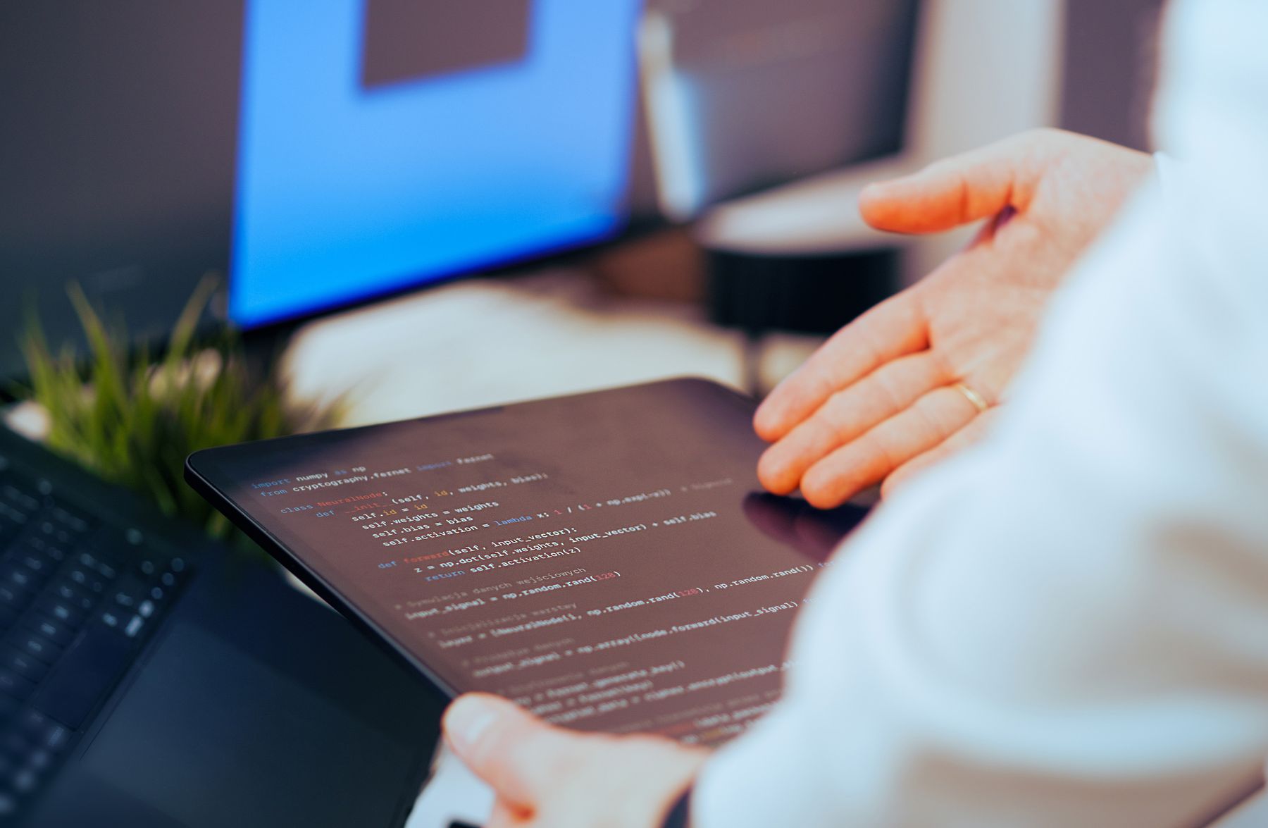 Softwareentwickler prüft Programmcode auf einem Tablet