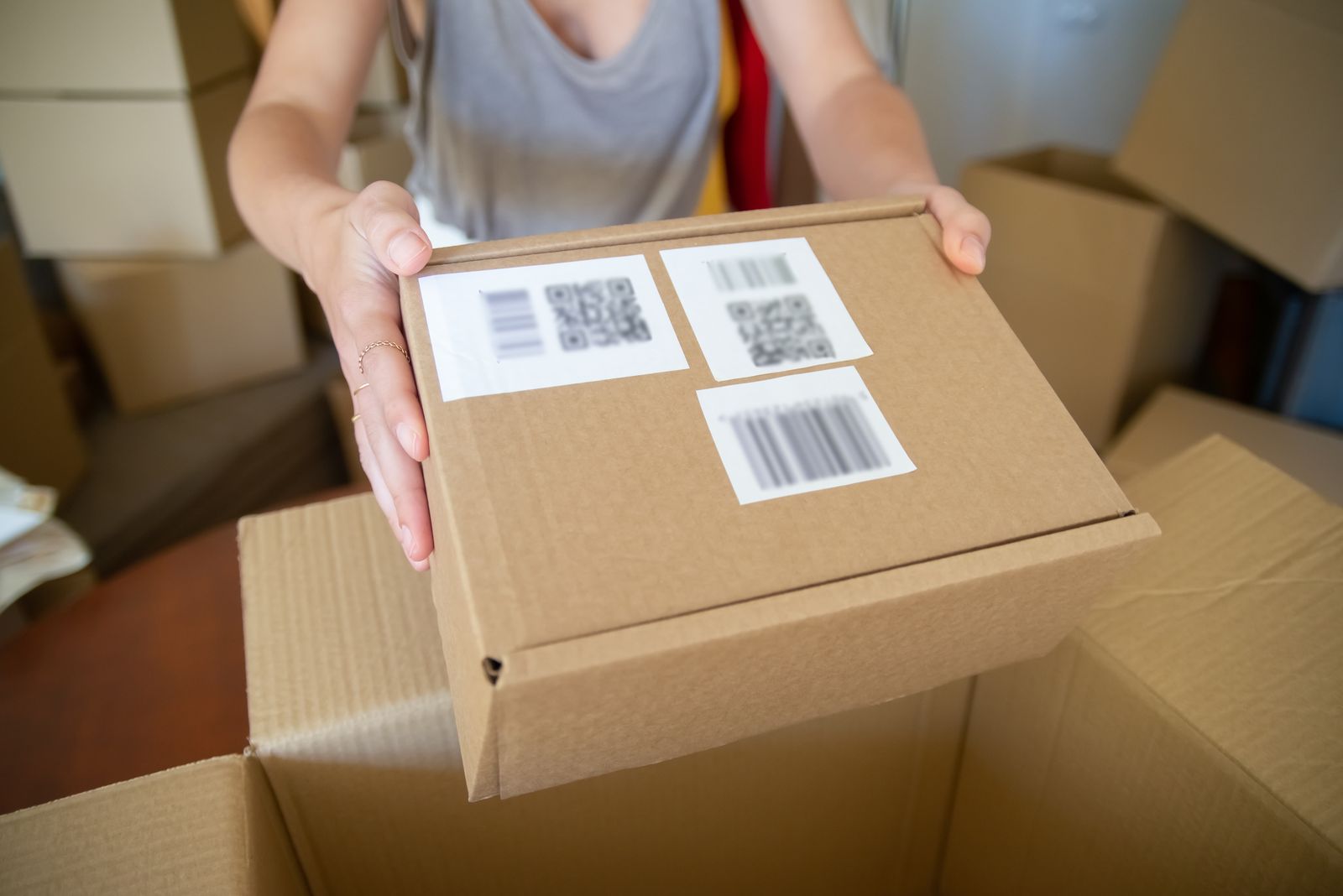 Paket und Barcode als Symbol für elektronische Bestellungen