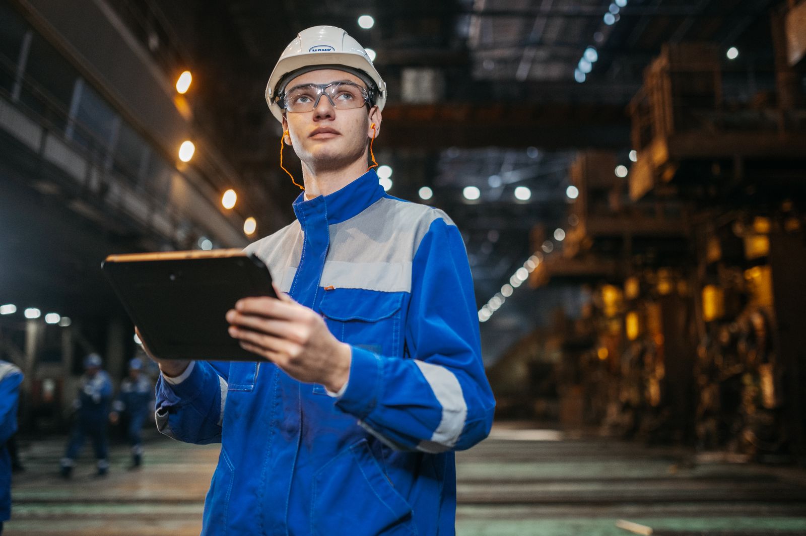 Technischer Mitarbeiter mit Tablet in industrieller Umgebung