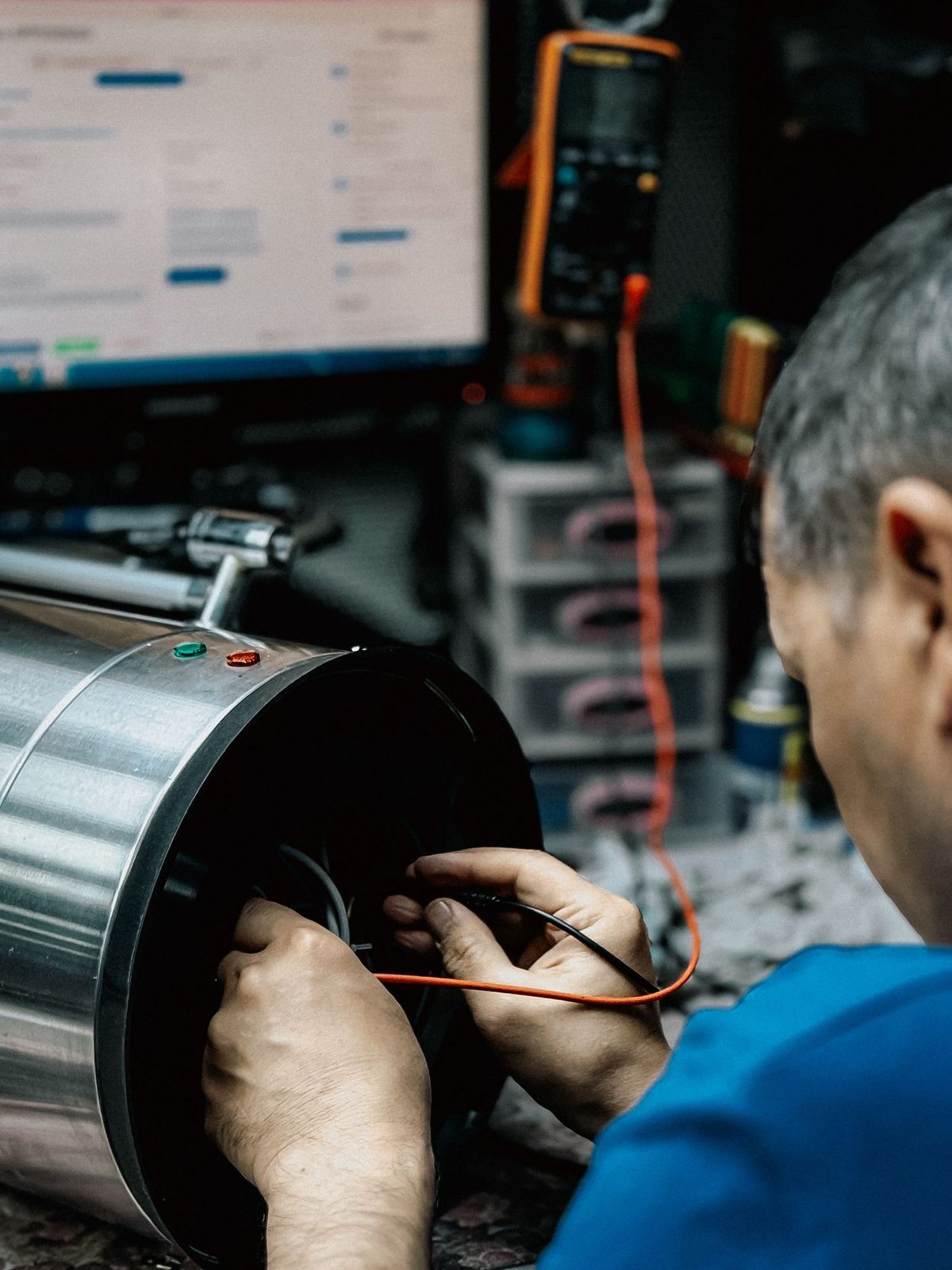 Servicetechniker bei der Reparatur eines technischen Geräts