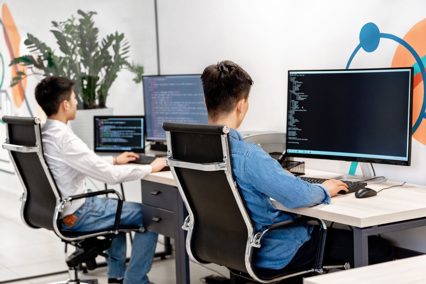 Softwareentwickler prüfen Anpassungen für eine Sage-100-Migration