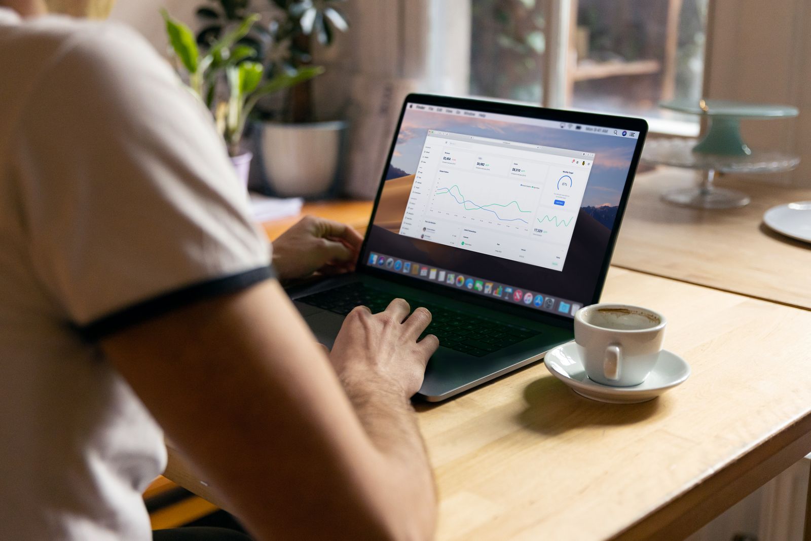 Modernes Monitoring-Dashboard auf einem Laptop