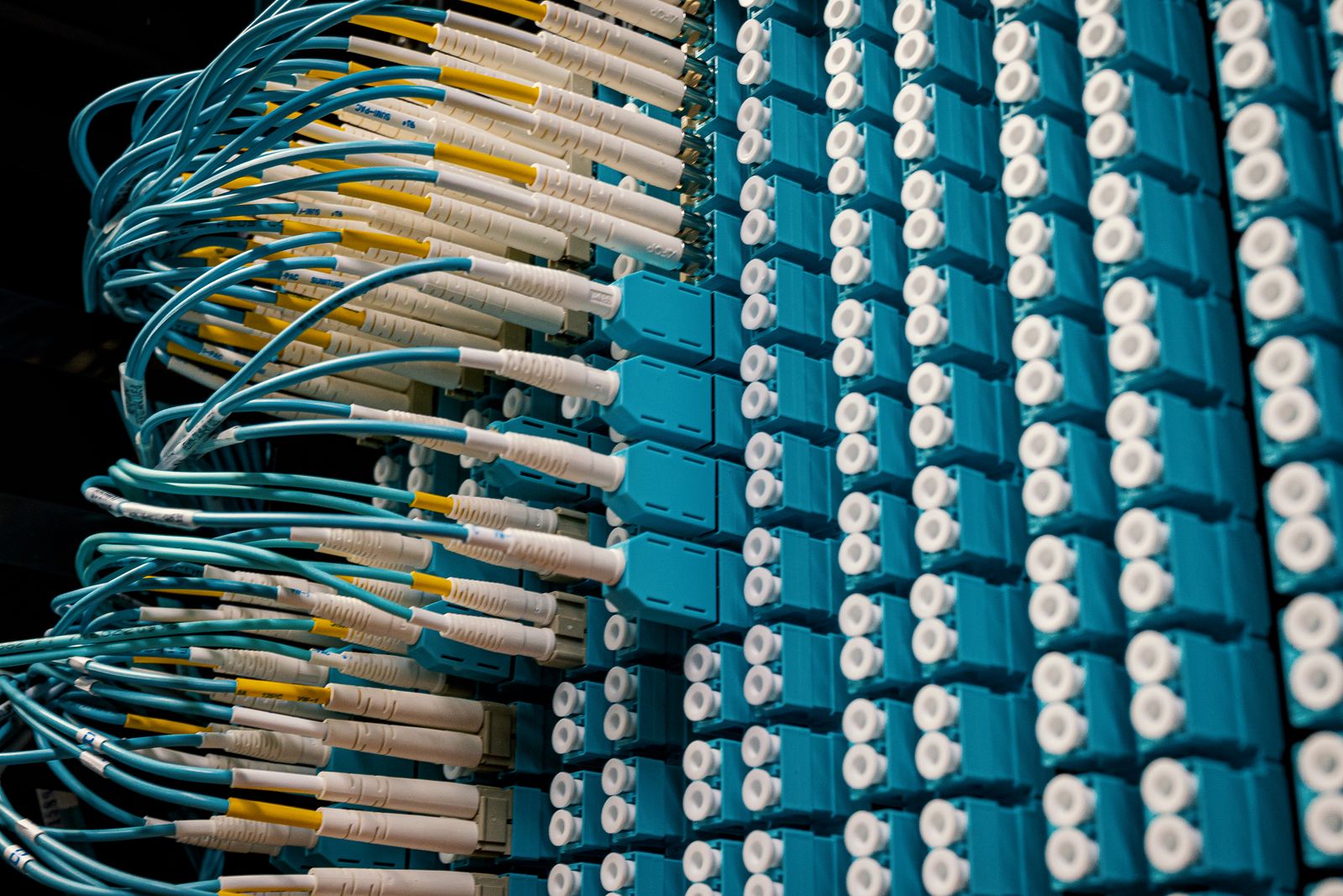 Moderne Glasfaserverbindungen in einer Netzwerkinfrastruktur