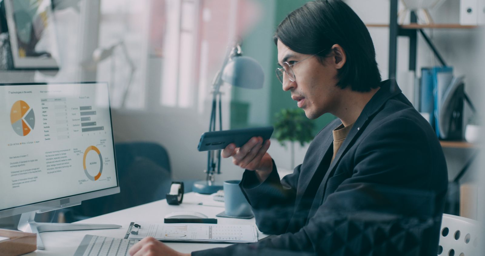 Analyst wertet Performancekennzahlen an einem modernen Arbeitsplatz aus