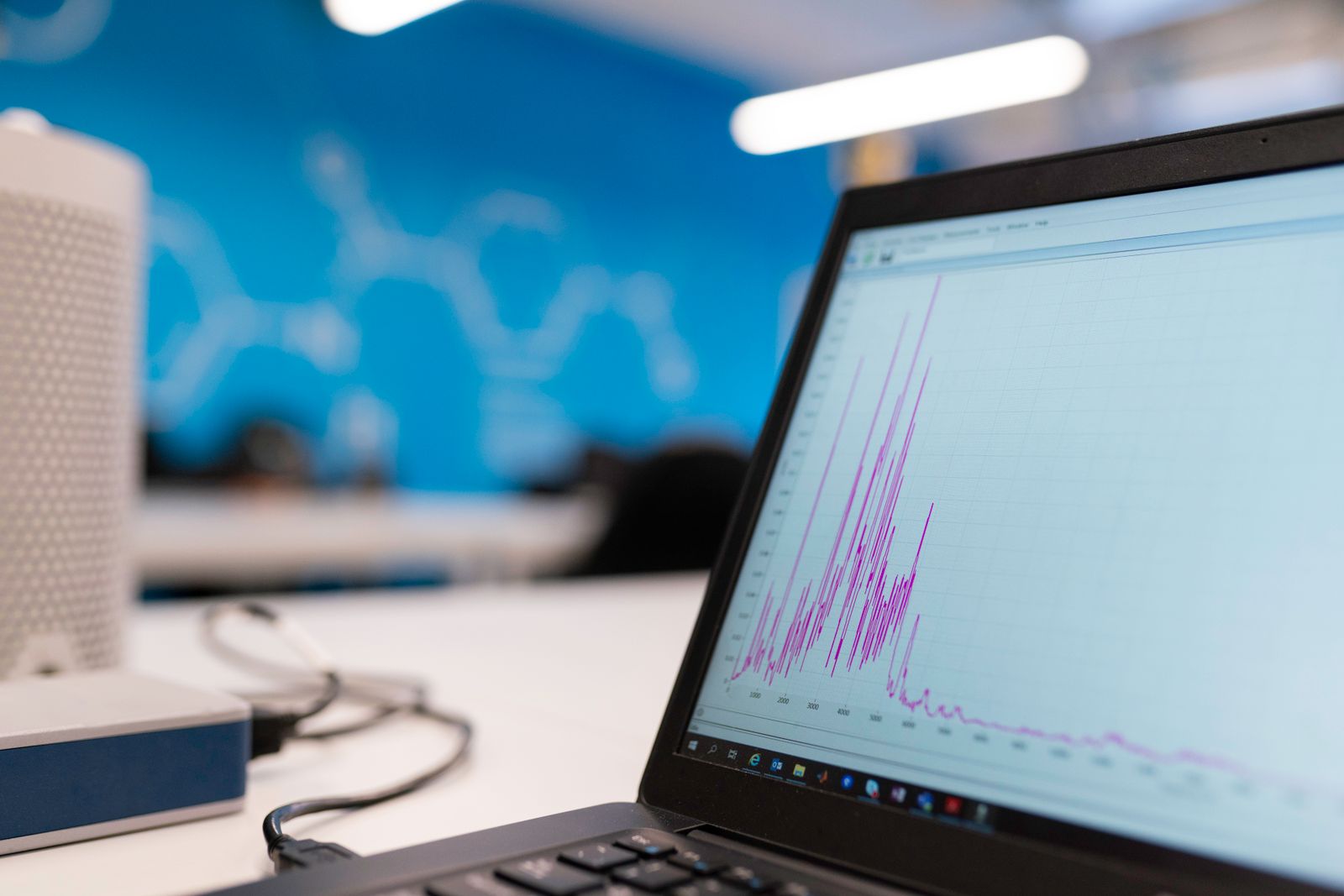 Technische Datenanalyse und Diagramm auf einem Laptop