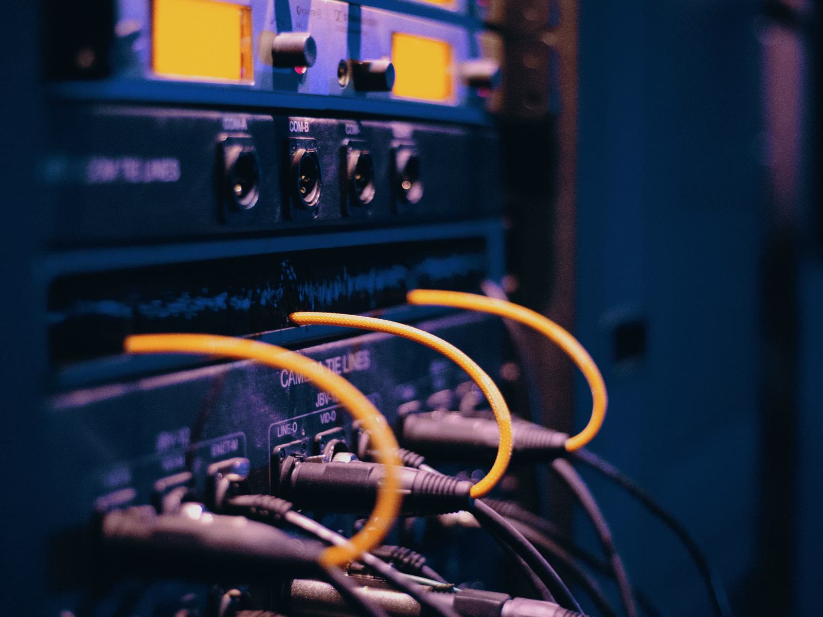 Netzwerkkabel symbolisieren die Verbindung unterschiedlicher Systeme und APIs