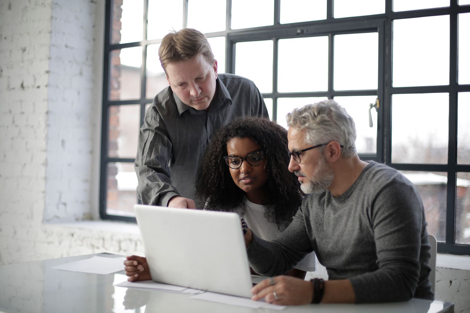 Team plant eine individuelle Sage-100-Schnittstelle gemeinsam am Laptop