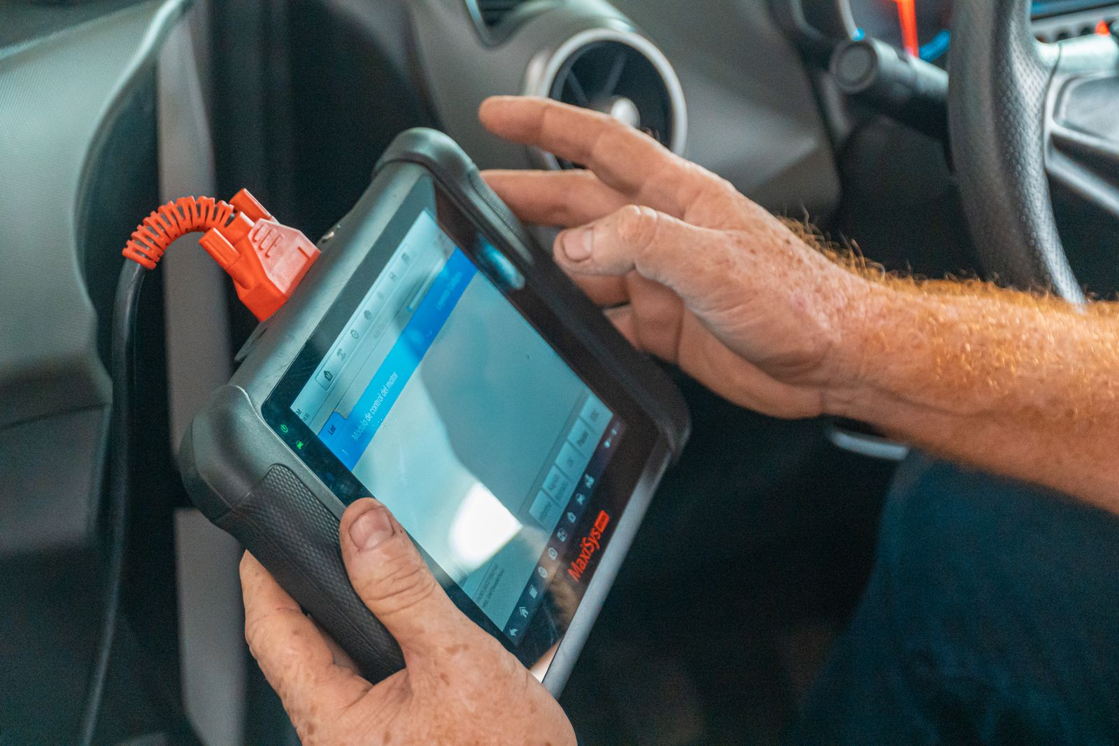 Servicetechniker erfasst Diagnosedaten mobil auf einem Tablet