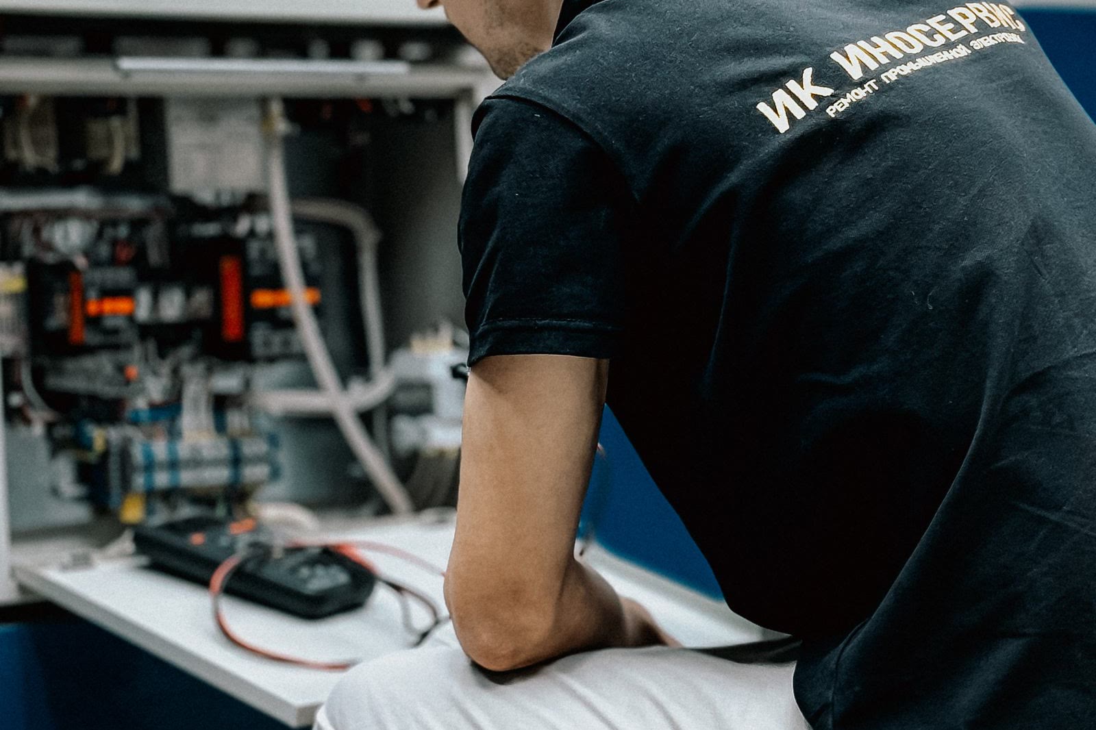 Techniker bei Reparatur und Wartung einer Maschine – Praxedo Field Service
