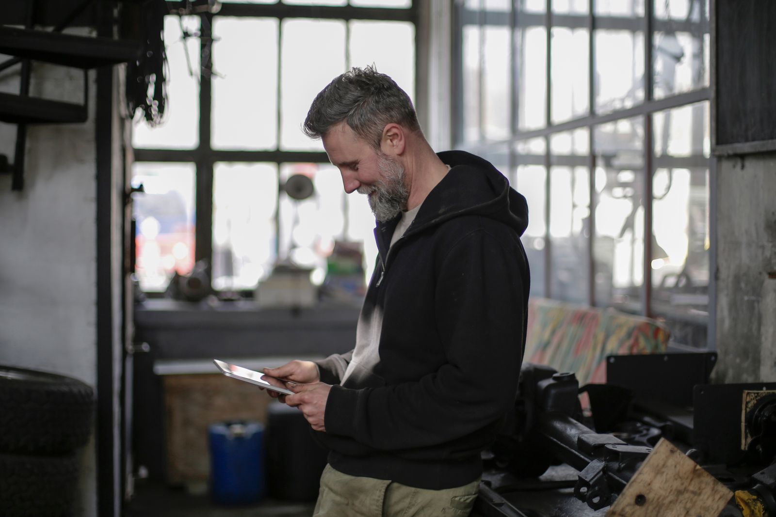 Mobiler Servicetechniker mit Tablet in der Werkstatt