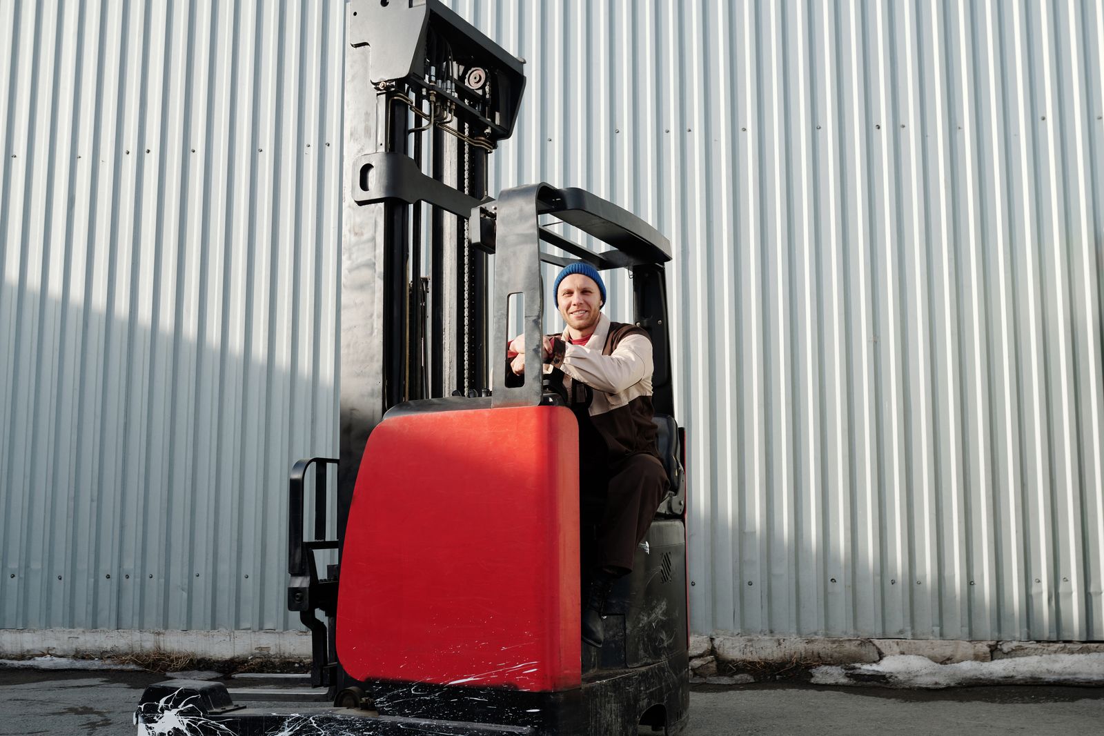 Staplerfahrer im industriellen Umfeld eines Fördertechnikunternehmens